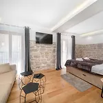 Heritage In Center With Pool