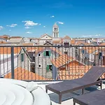 Heritage In Center With Pool *