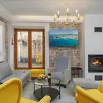 Heritage In Center With Pool Apartament