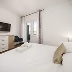 Heritage In Center With Pool Apartament