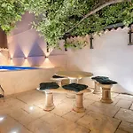 Heritage In Center With Pool Appartamento