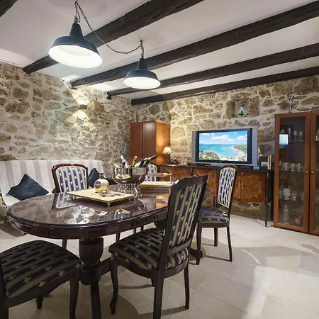 Heritage In Center With Pool Apartamento