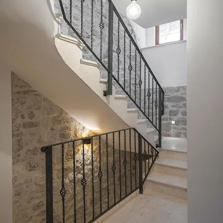 Heritage In Center With Pool