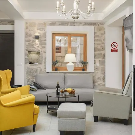 Heritage In Center With Pool *