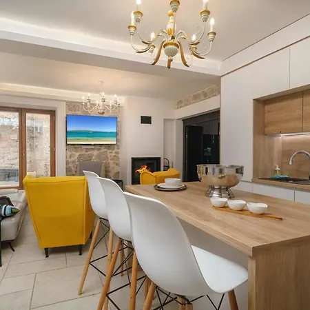 Heritage In Center With Pool Apartamento Vodice