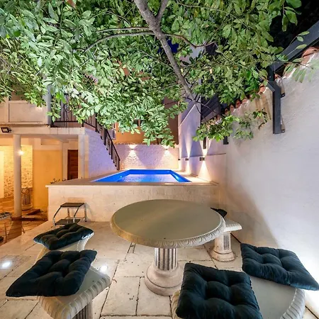 Heritage In Center With Pool *