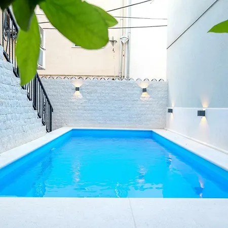 Heritage In Center With Pool *