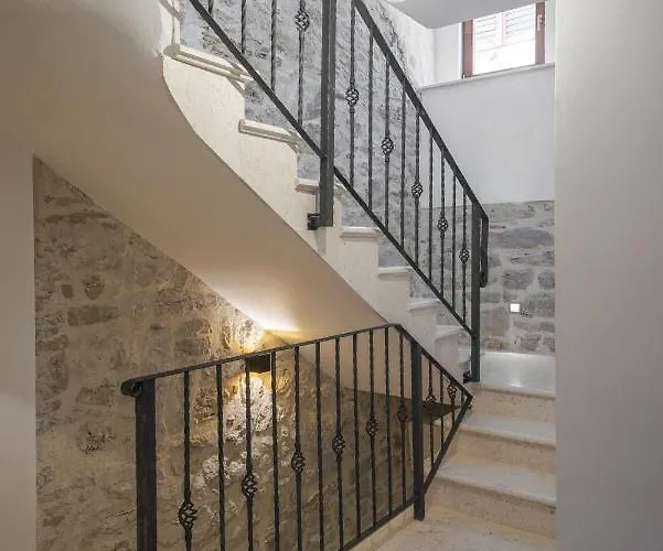 Heritage In Center With Pool