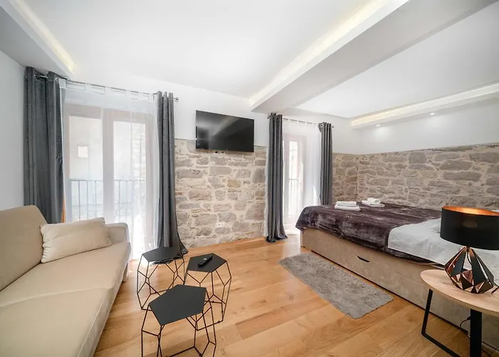 Heritage In Center With Pool