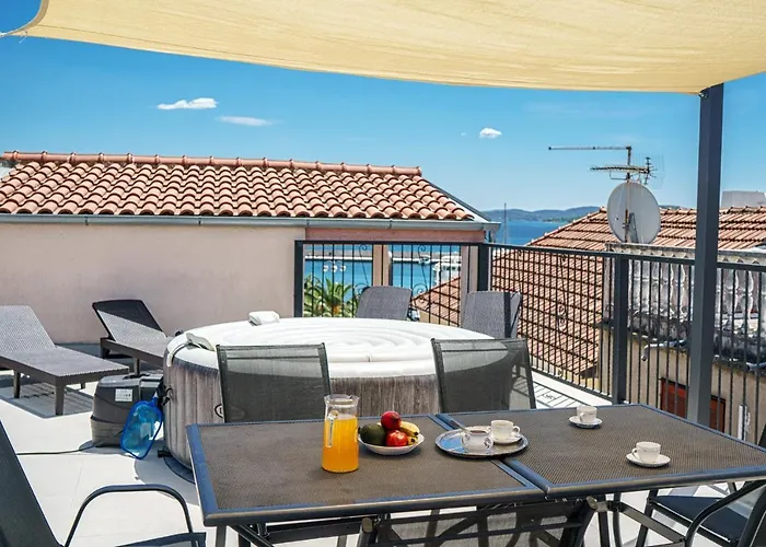 Heritage In Center With Pool *