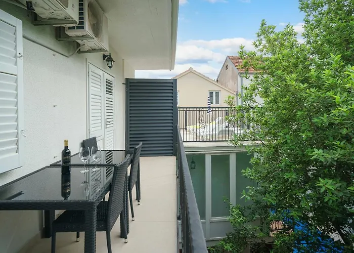 Heritage In Center With Pool