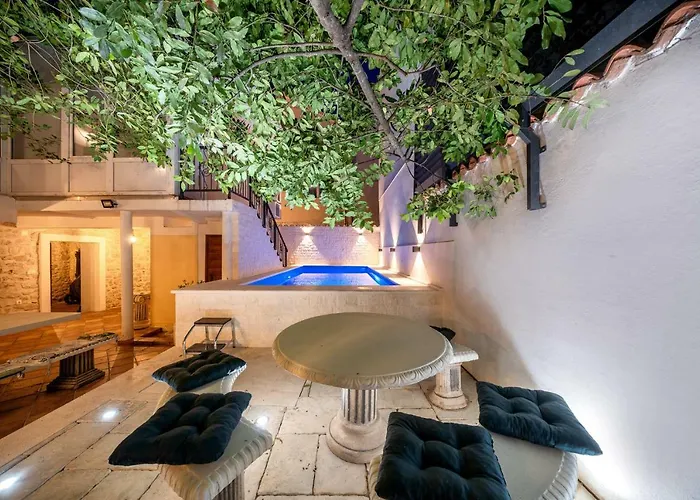 Heritage In Center With Pool *