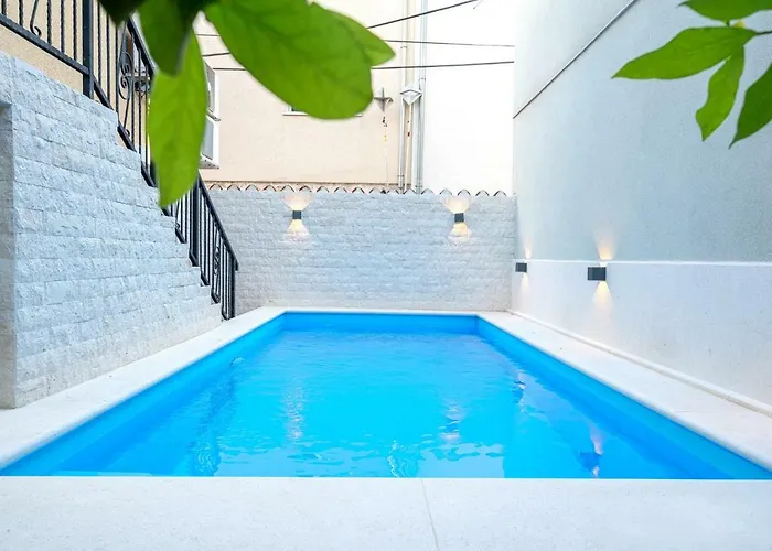 Heritage In Center With Pool *